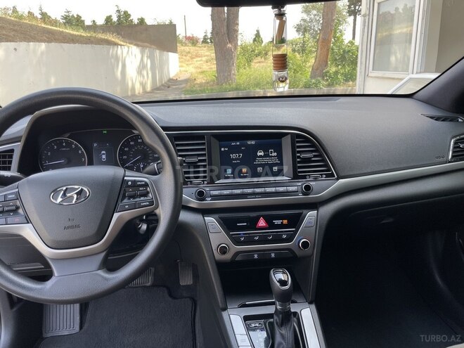 Hyundai Elantra-3
