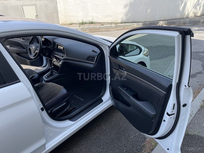 Hyundai Elantra-11