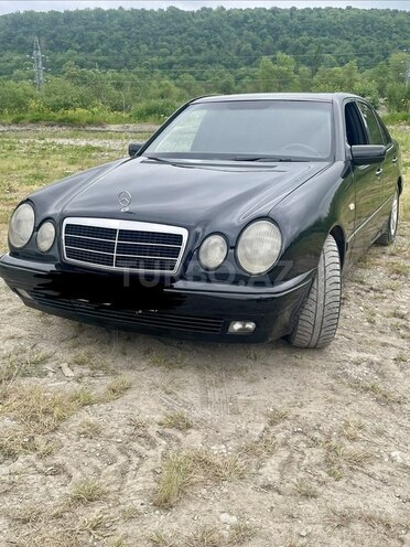 Mercedes E 300-1