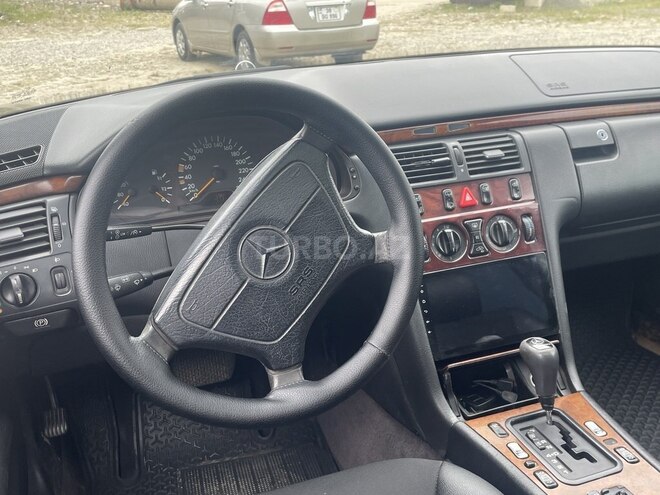 Mercedes E 300-8