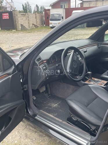 Mercedes E 300-10