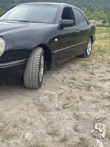 Mercedes E 300-2