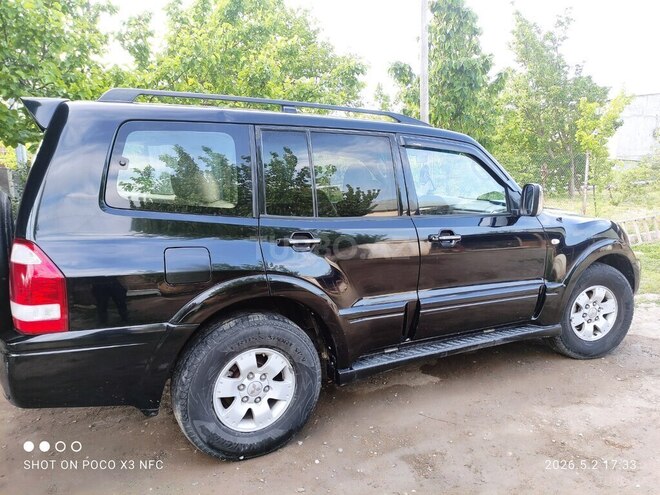 Mitsubishi Pajero-4