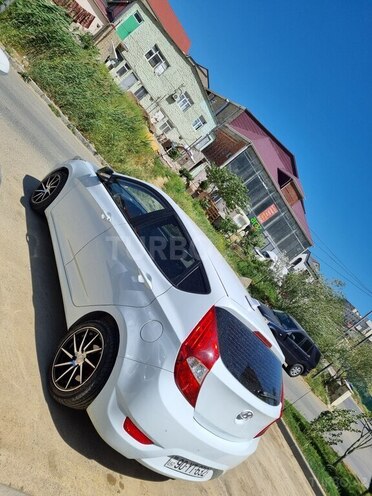 Hyundai Accent-4
