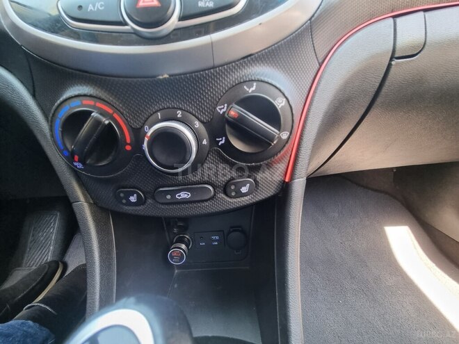 Hyundai Accent-11