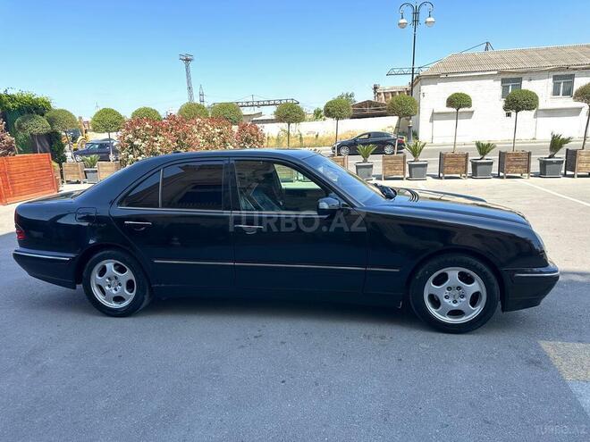 Mercedes E 220-11