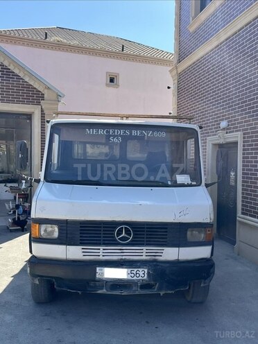 Mercedes 609 D-2