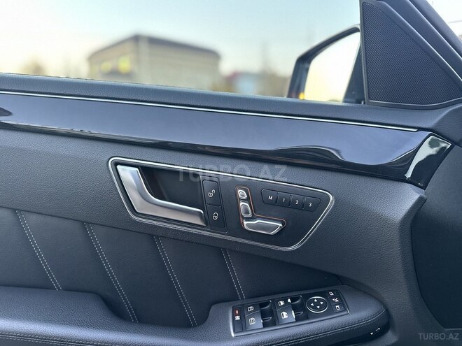 Mercedes E 220-11