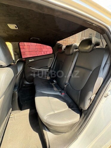 Hyundai Accent-7