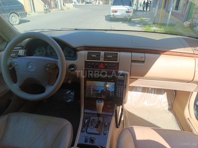 Mercedes E 240-8