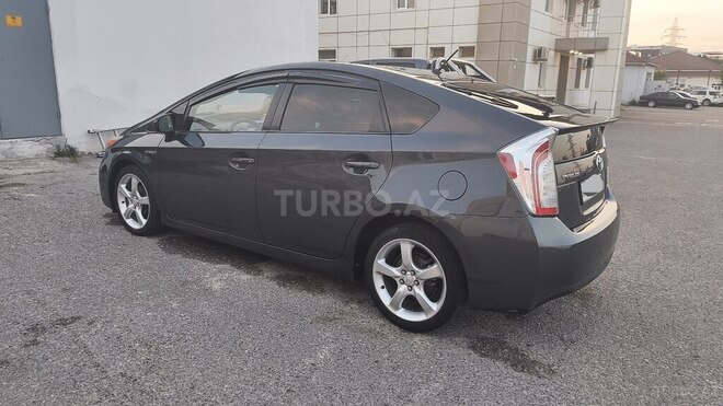 Toyota Prius-12