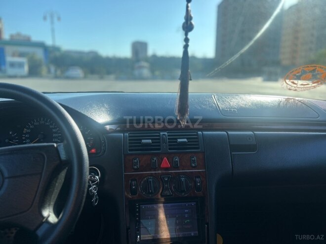 Mercedes E 240-8
