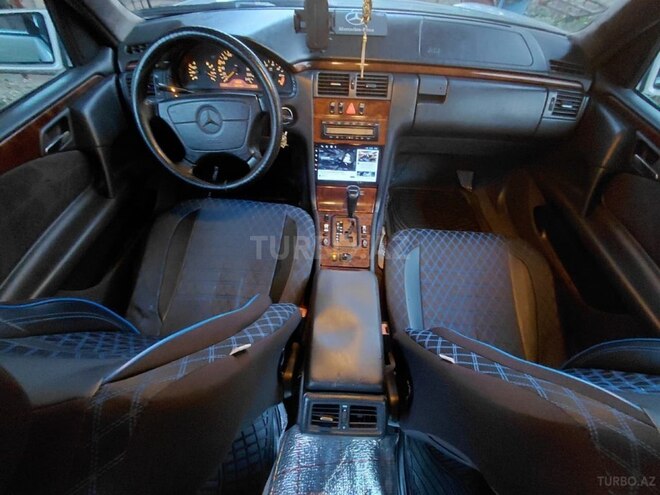 Mercedes E 240-5