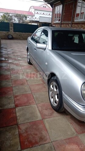 Mercedes E 240-8