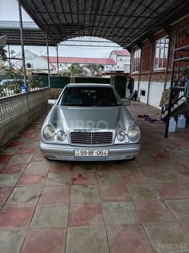 Mercedes E 240-1