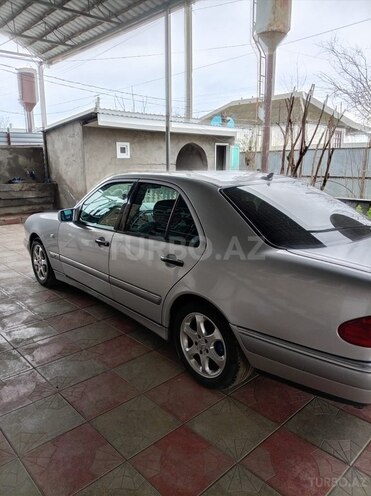 Mercedes E 240-11