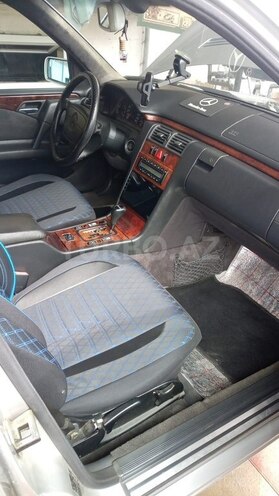 Mercedes E 240-13