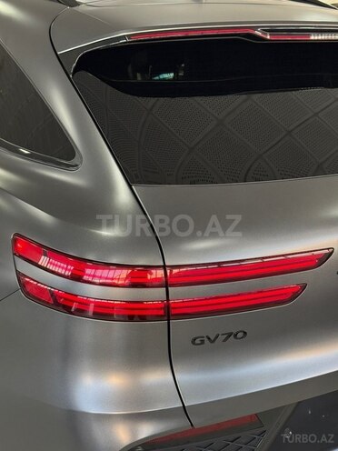 Genesis GV70-12