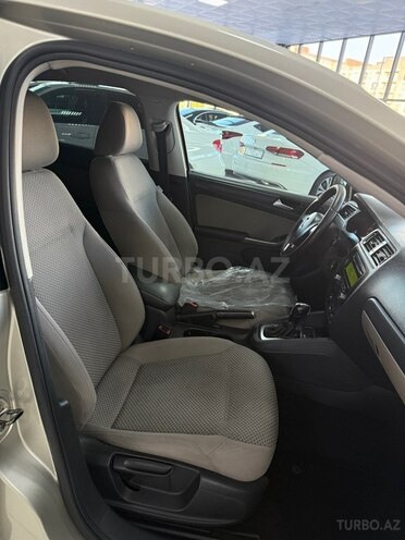 Volkswagen Jetta-13