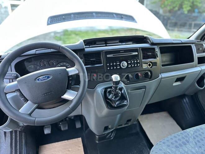 Ford Transit-14