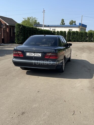 Mercedes E 270-8