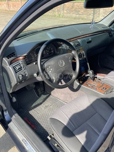 Mercedes E 270-12