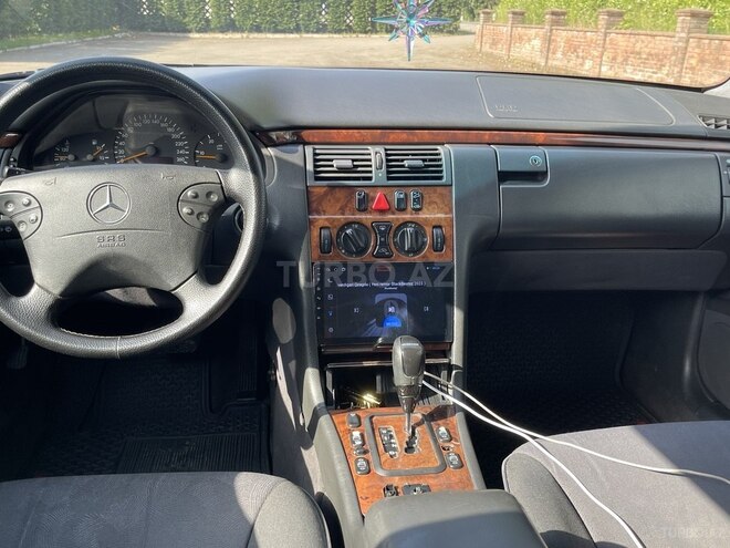 Mercedes E 270-9