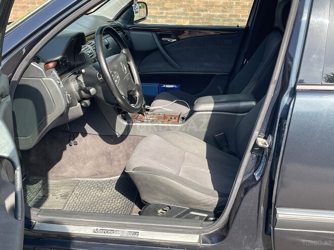 Mercedes E 270-13
