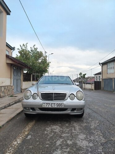 Mercedes E 240-1