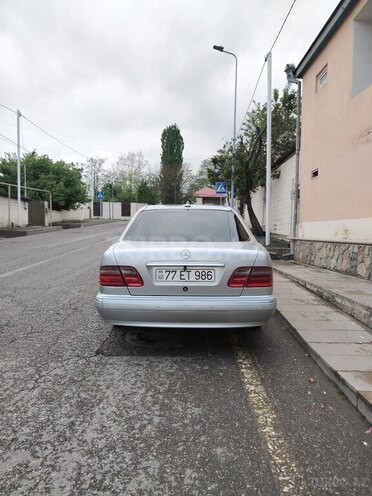 Mercedes E 240-6