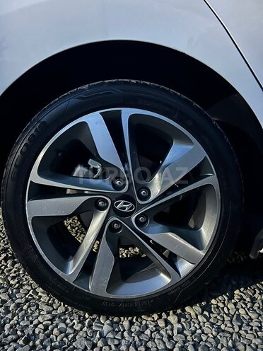 Hyundai Elantra-9