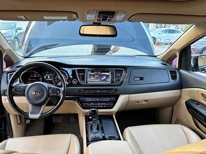 Kia Carnival-12