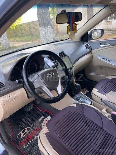 Hyundai Accent-11