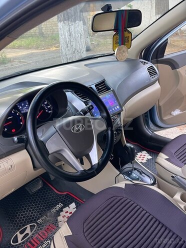 Hyundai Accent-12