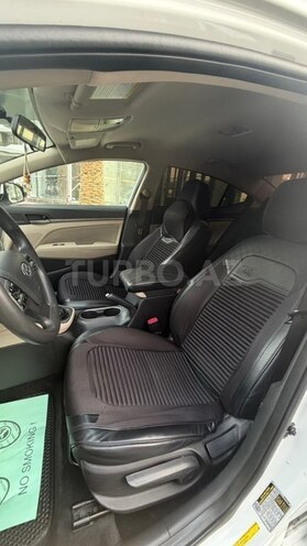 Hyundai Elantra-11