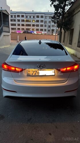 Hyundai Elantra-12