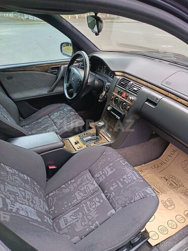 Mercedes E 230-10
