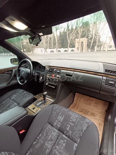 Mercedes E 230-7