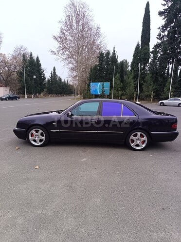 Mercedes E 230-5