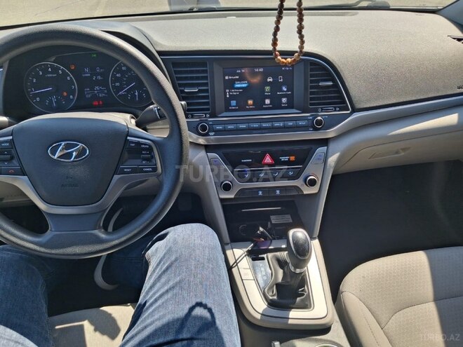 Hyundai Elantra-11