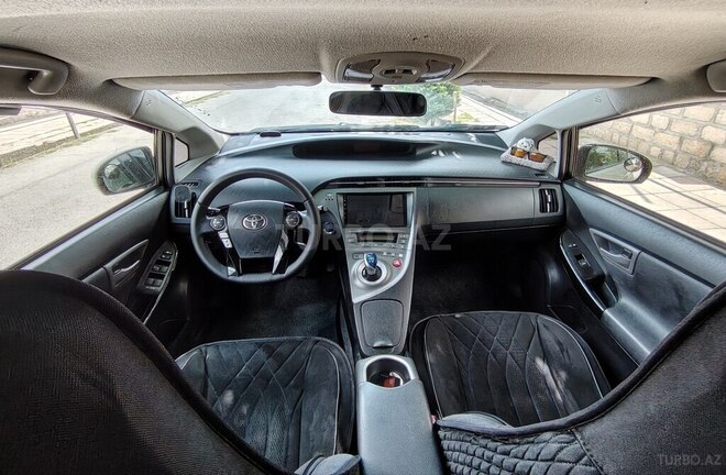 Toyota Prius-12