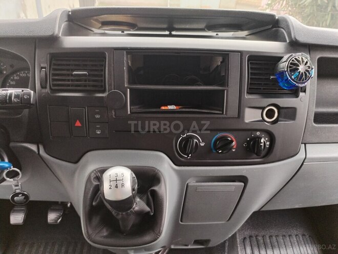 Ford Transit-11