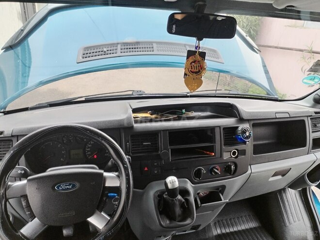 Ford Transit-12