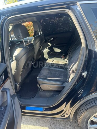 Audi Q7-8