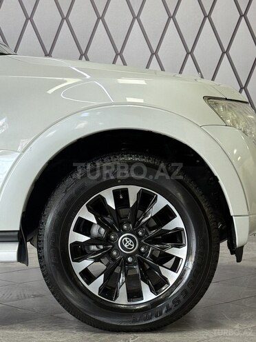 Mitsubishi Pajero-13