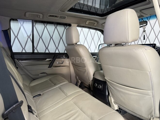 Mitsubishi Pajero-11