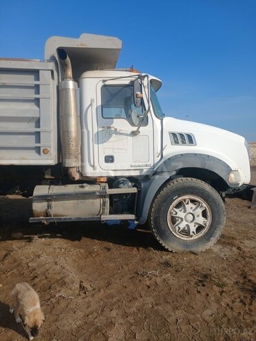 Mack Granite-4