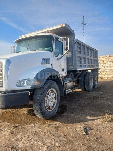 Mack Granite-3