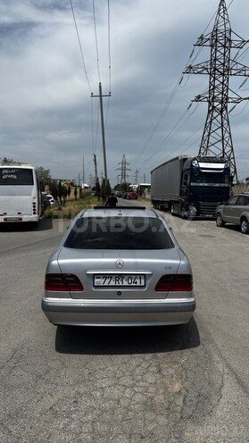 Mercedes E 270-4