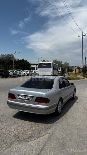 Mercedes E 270-5